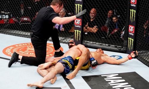 «Бэнгер». Кровавую зарубу с участием казахстанца признали одним из лучших боев в UFC в 2022 году. Видео