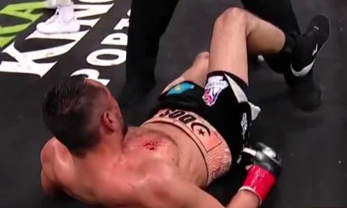 Казахстанского боксера унесли на носилках после тяжелого нокаута в бою за титул чемпиона мира