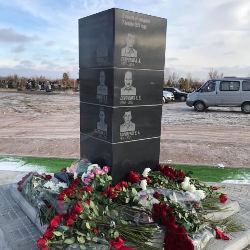 Год назад на шахте Абайская погибли шесть горняков: на кладбище установили мемориал