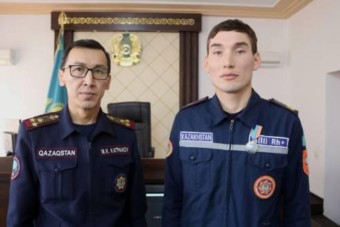 Карагандинскому спасателю вручили медаль за мужество