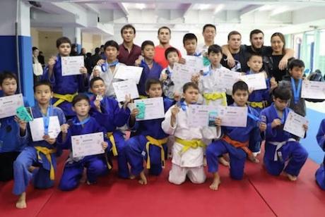 В Алматы прошел турнир по дзюдо среди детей