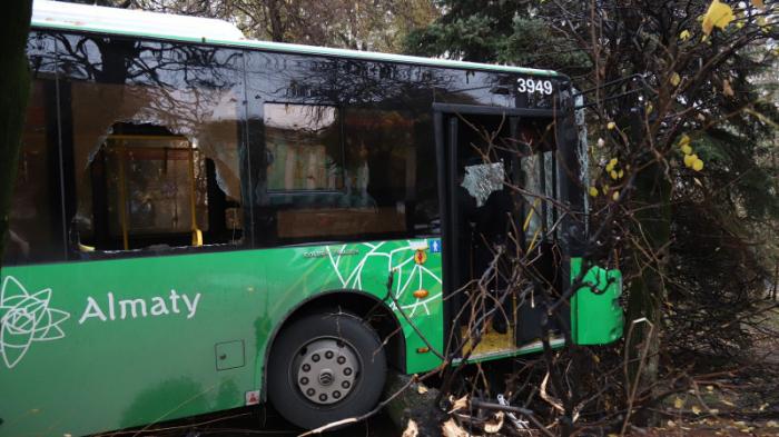 ДТП с автобусами в Алматы: погиб один человек, 15 пострадало
                08 ноября 2022, 15:31