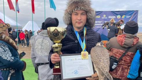 Карагандинский беркутчи завоевал первое место на чемпионате мира по охоте с ловчими птицами