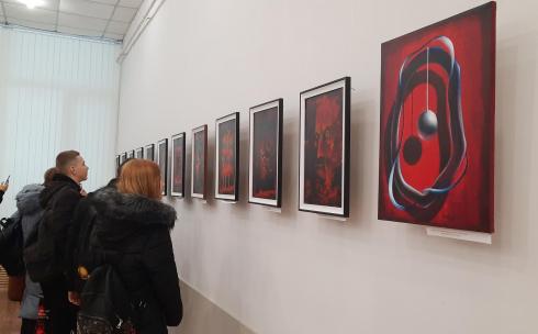 Размышления в трех цветах: в карагандинском музее ИЗО действует выставка «Черное-красное-белое»