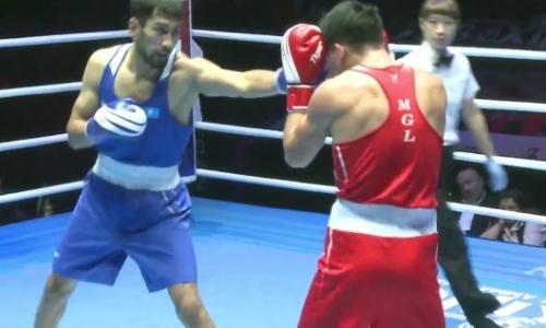 Видео полного боя с нокдауном. Как капитан сборной Казахстана вышел в финал ЧА-2022 по боксу