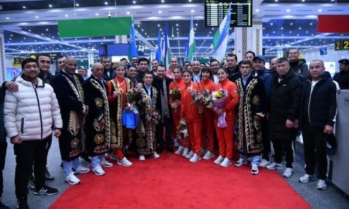 Узбекистанских боксеров встретили на родине после побед над казахстанцами в финале ЧА-2022. Фото и видео