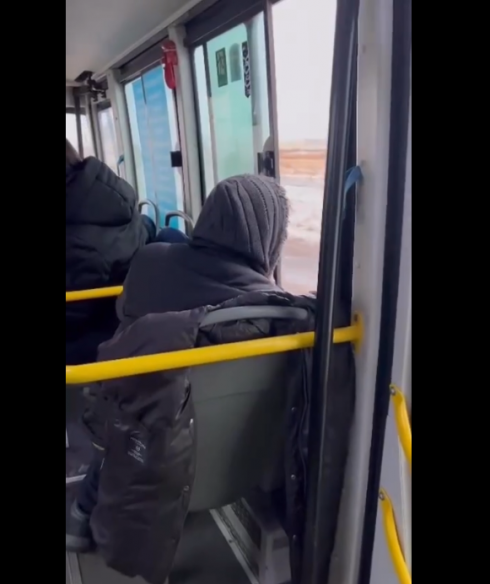 В Караганде кондуктора уволили за курение в автобусе