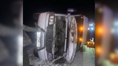 Автобус с рабочими перевернулся в области Улытау, есть погибший. Пострадавшая направлена в клинику имени Макажанова