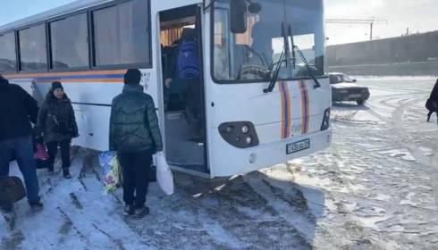 963 человека эвакуированы в Караганду с ЖД станций после схода грузовых вагонов