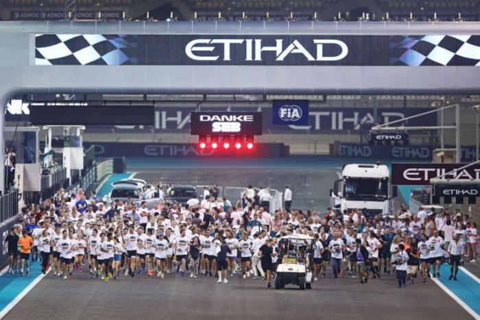 Участники Гран-при Абу-Даби устроили забег в честь уходящего из Формулы-1 Феттеля