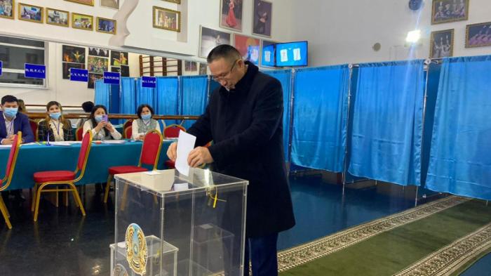 Кандидат Нурлан Ауесбаев проголосовал на выборах
                20 ноября 2022, 07:53