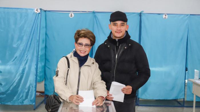 Роза Рымбаева и другие звезды проголосовали на одном участке в Алматы
                20 ноября 2022, 10:50