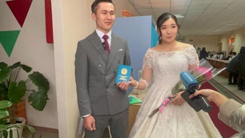 Отдать свой голос за будущее Казахстана на избирательный участок № 82 пришли молодожены