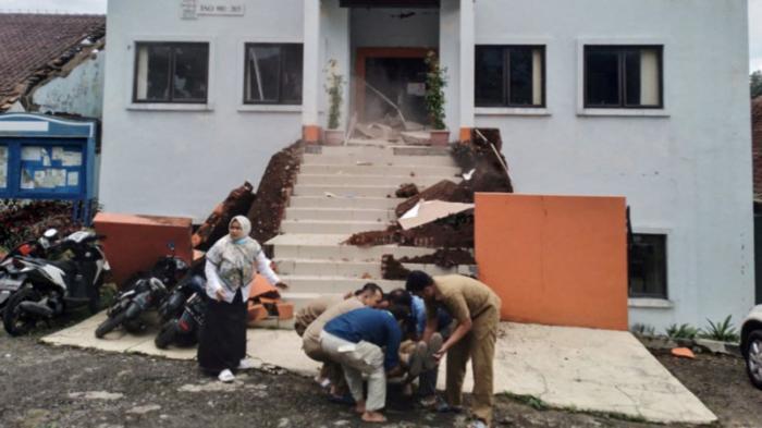 Мощное землетрясение в Индонезии: погибли более 50 человек
                21 ноября 2022, 19:10