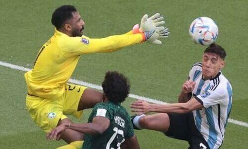 Вратарь Саудовской Аравии отправил в глубокий нокаут партнёра по сборной на ЧМ-2022. Фото