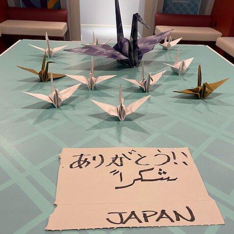 Игроки Японии убрали за собой в раздевалке и оставили там оригами