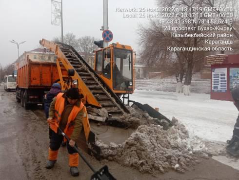 Сегодня Караганду от снега очищают 250 человек с помощью 214 машин