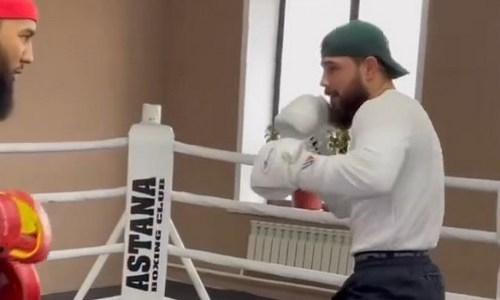 Садриддин Ахмедов продемонстрировал молниеносную скорость ударов перед возвращением на ринг. Видео