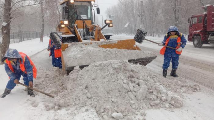 Почти 2,5 тысячи рабочих вышли на уборку снега в Астане
                25 ноября 2022, 16:24