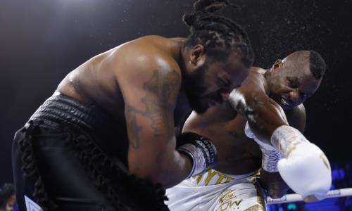 Непобежденный американский супертяж проиграл главный бой вечера бокса в Лондоне. Видео