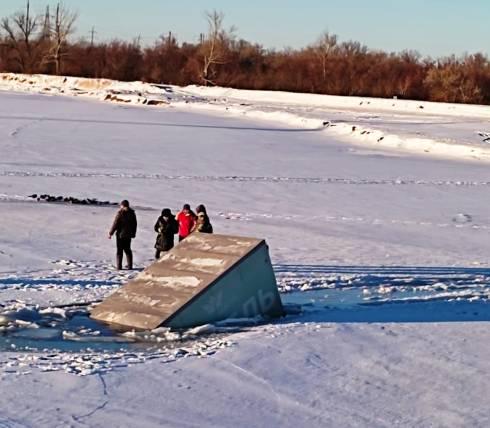 Грузовой и легковой автомобили провалились под лёд в Карагандинской области