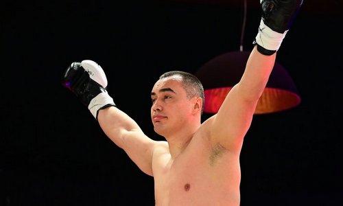 Боксер из Казахстана с травмой нокаутировал непобежденного соперника