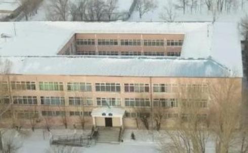 Сорванная ветром крыша в карагандинской школе восстановлена