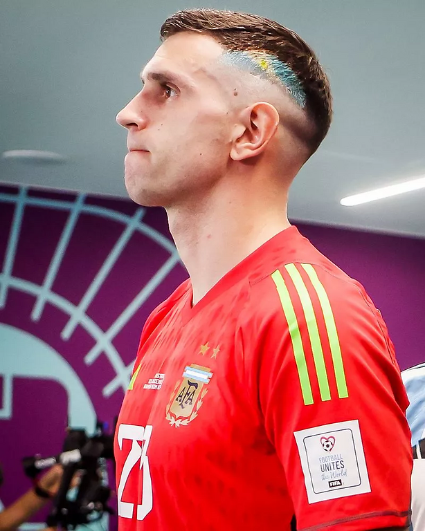 Вратарь сборной Аргентины Мартинес выкрасил волосы в цвета национального флага