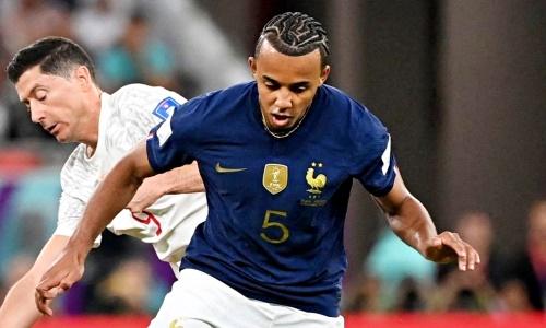 Футболист сборной Франции лишился золота прямо во время матча плей-офф ЧМ-2022. Видео
