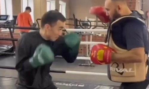 Казахстанский боксер показал резкость ударов в ринге перед первым боем за год. Видео