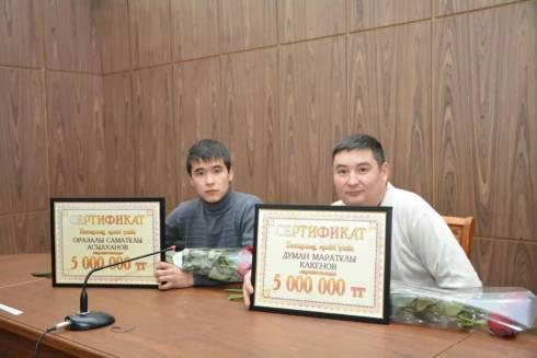 В Карагандинской области мужчины, спасшие женщин и детей из тонущих автомобилей, получили по 5 миллионов тенге