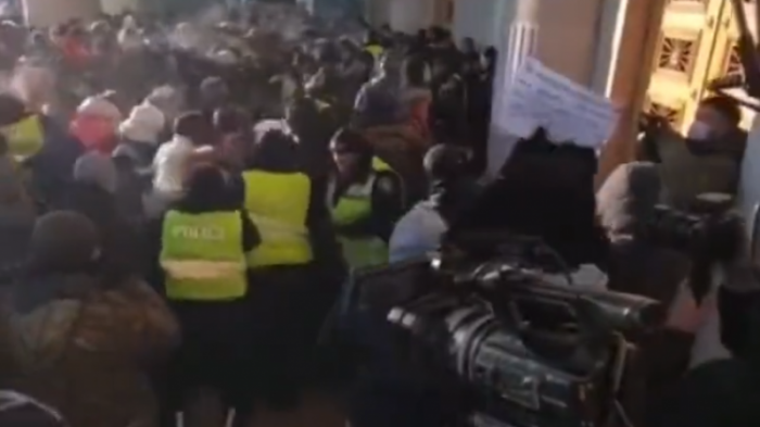 Полицейских ранили во время протестов в столице Монголии - СМИ
                06 декабря 2022, 19:49