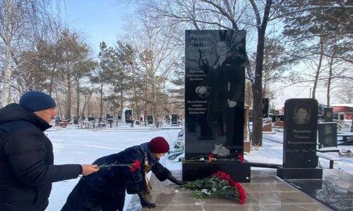 Памятник известному футбольному тренеру установили в Казахстане