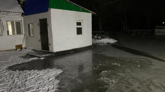 Река затопила дворы частных домов в Семее
                10 декабря 2022, 14:26