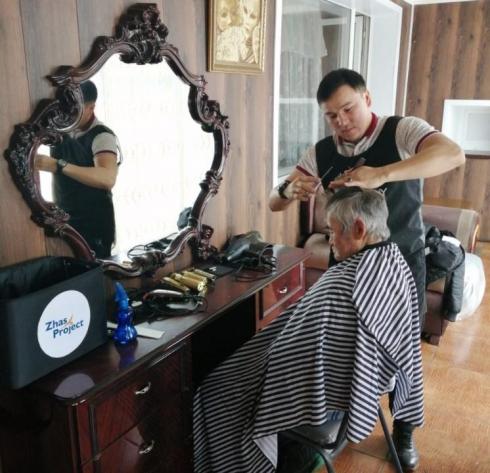Социальную передвижную парикмахерскую открыл житель Караганды