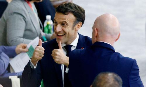 Президент Франции отпраздновал победу сборной на ЧМ-2022 в раздевалке с футболистами. Видео