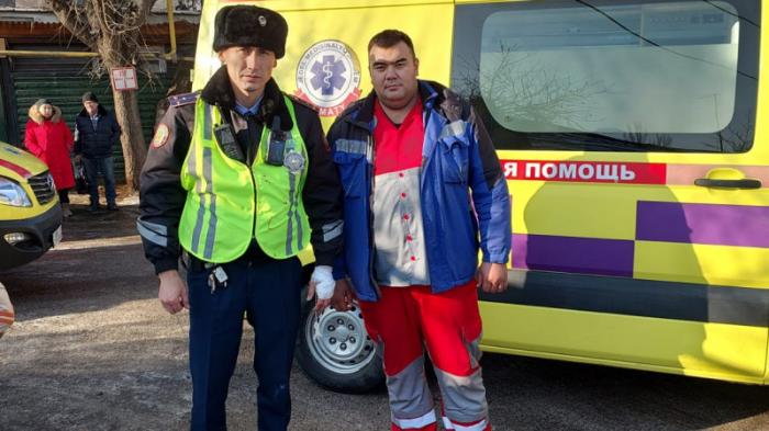 Полицейский и фельдшер спасли женщину из горящего дома в Алматы
                18 декабря 2022, 19:52