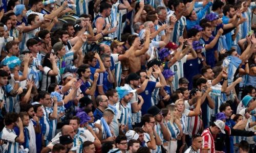 Аргентинская фанатка полностью обнажила грудь во время празднования победы сборной на ЧМ-2022. Фото