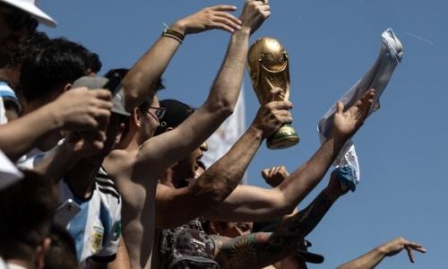 Сборная Аргентины устроила чемпионский парад в сопровождении верблюжьей полиции на ЧМ-2022. Видео