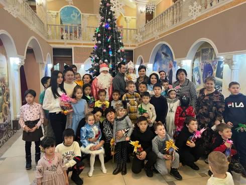 В Караганде провели благотворительную ёлку для детей из малообеспеченных семей
