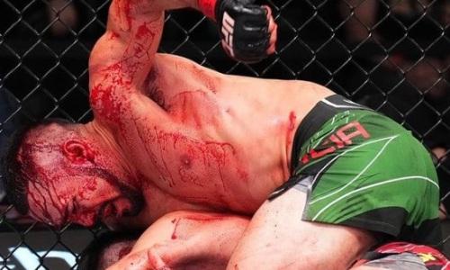 «Такого раньше не видели». Соперник казаха из UFC потерял 20% крови