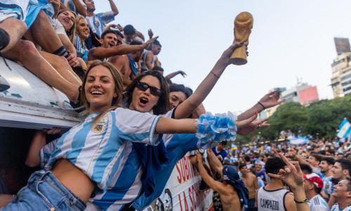 Решилась судьба оголивших грудь болельщиц сборной Аргентины на финале ЧМ-2022