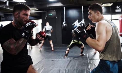 Экс-чемпион UFC вопреки призывам с родины тренируется с сыном Рамзана Кадырова. Фото