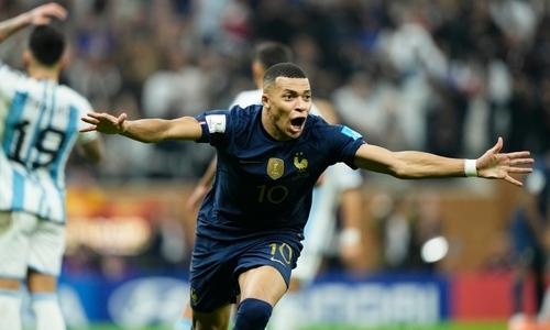 Игрок сборной Франции не разрешил партнеру по команде отпраздновать гол в финале ЧМ-2022. Видео