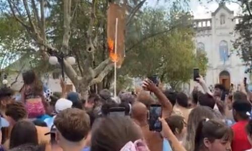«Гроб» Мбаппе сожгли в Аргентине во время празднования победы на ЧМ-2022. Видео