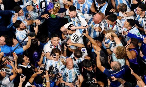 Сборную Аргентины эвакуировали на вертолетах из-за миллионов фанатов после победы на ЧМ-2022. Видео
