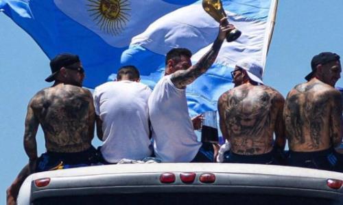 Фанаты обезумели из-за победы на ЧМ-2022 и с моста запрыгивали в автобус с футболистами сборной Аргентины. Видео