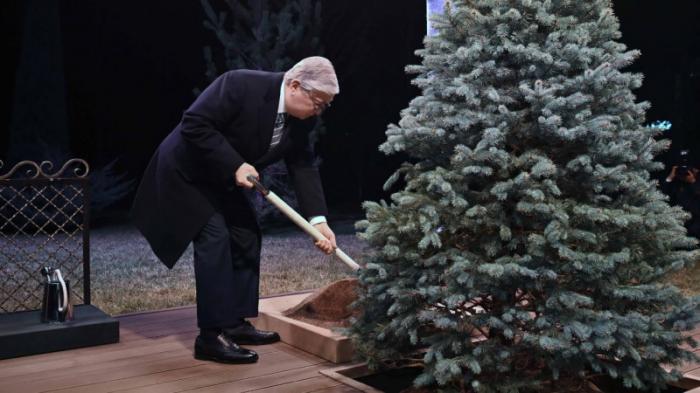 Президент Токаев посадил дерево на аллее почетных гостей в Ташкенте
                21 декабря 2022, 20:54