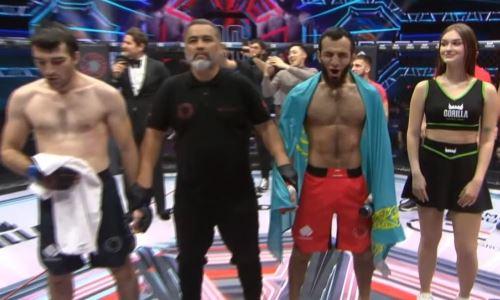 Непобежденный казахстанский чемпион удосрочил российского бойца MMA в первом раунде. Видео