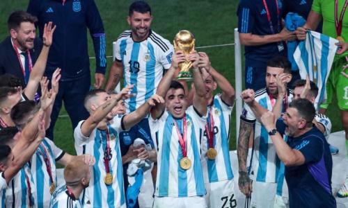 Фанат упал с моста и с тяжелыми травмами продолжил праздновать победу Аргентины на ЧМ-2022. Видео